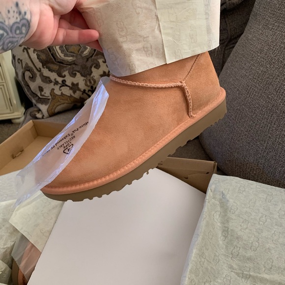 Women’s Uggs - Picture 6 of 6